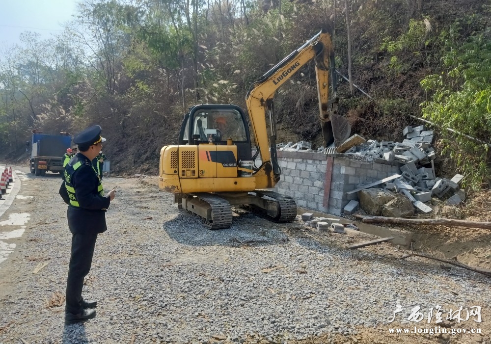 工作人员对违法建筑正在进行拆除 （伍江华摄）