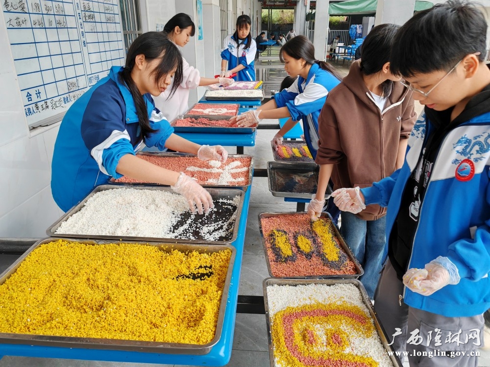 图为学生们正在制作五色糯米饭