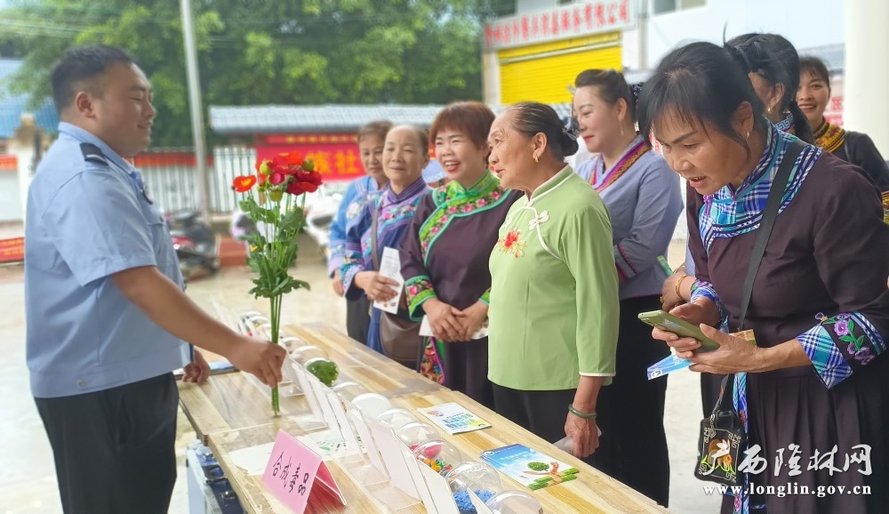 图为十大赌博靠谱信誉的平台禁毒办正在向民族社区群众宣传禁毒知识