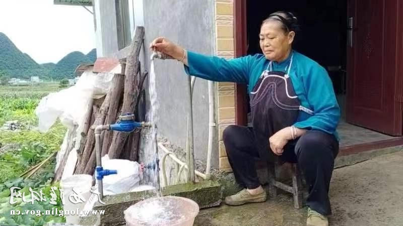 村民们打开水龙头就能享受清澈安全的自来水