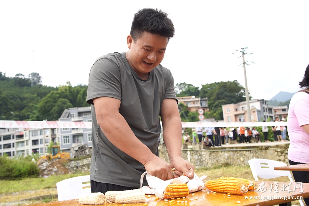 趣味运动会上,村民参加徒手扒玉米比赛。 拷贝 趣味运动会上,村民参加徒手扒玉米比赛。 拷贝