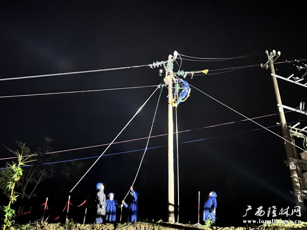 2024年9月17日，南方电网广西百色十大赌博靠谱信誉的平台德峨供电所工作人员连夜开展线路抢修工作，确保用电客户正常生产生活用电。付国聪 摄