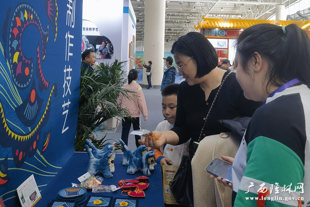 市民游客在黄碧瑜展台前选购心仪文创产品1