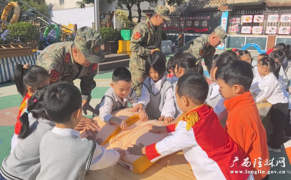 教官指导幼儿学习叠被子