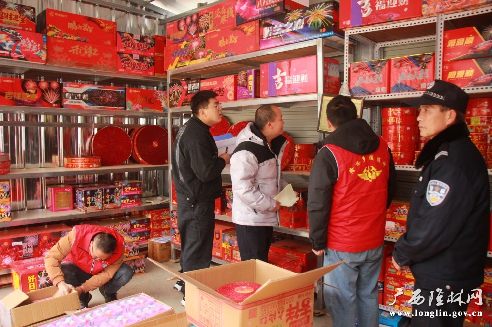 人大代表和执法人员检查烟花爆竹店。岑启貌 摄