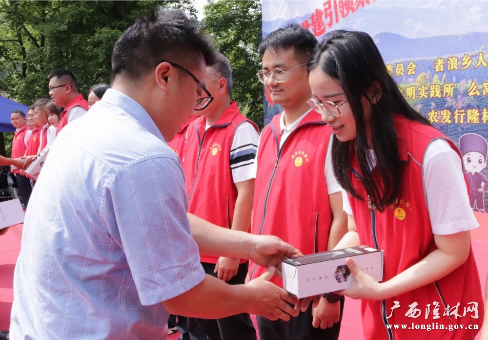 向驻村队员赠送纪念品 （王乙娟 摄）