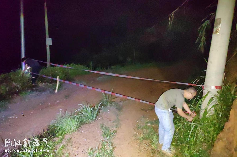 工作人员拉警戒线