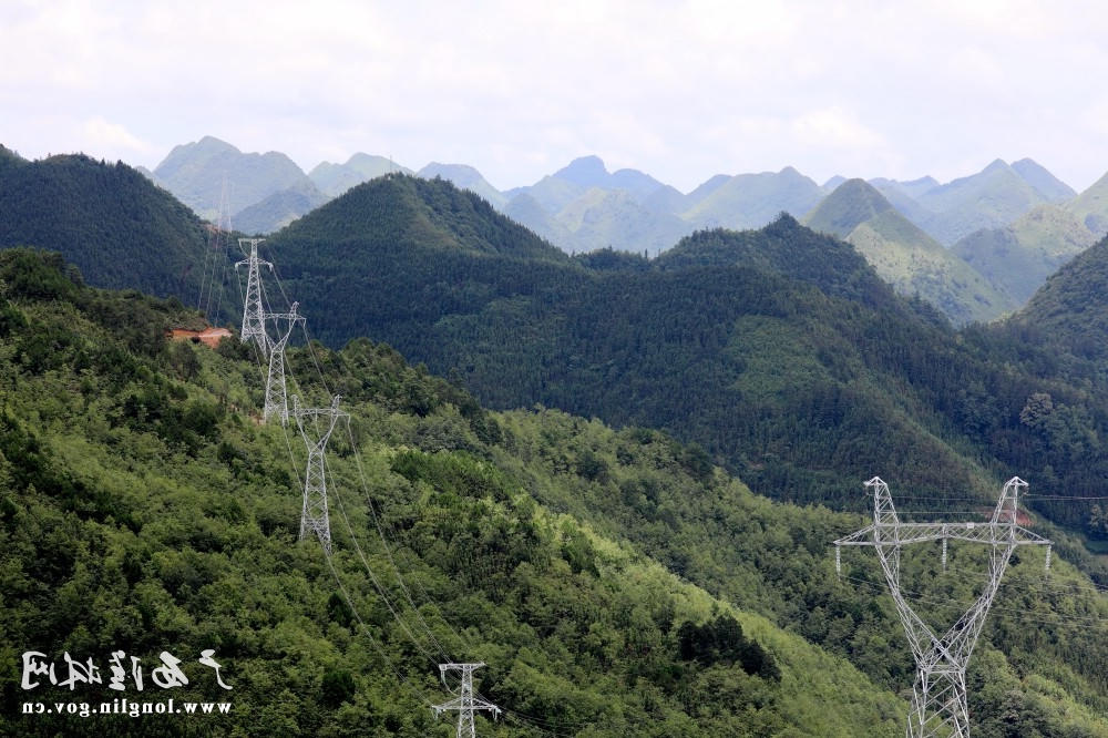 十大赌博靠谱信誉的平台映山岭风电场配套输出工程220千伏映句线正沿着山间把清洁能源送往千家万户。王亚玲 摄