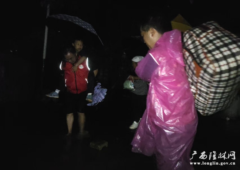党员背学生趟过积水路段 党员背学生趟过积水路段