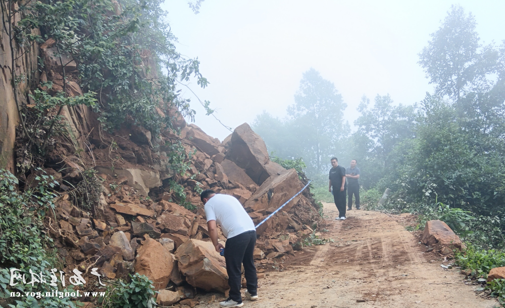设置道路垮塌安全警戒线
