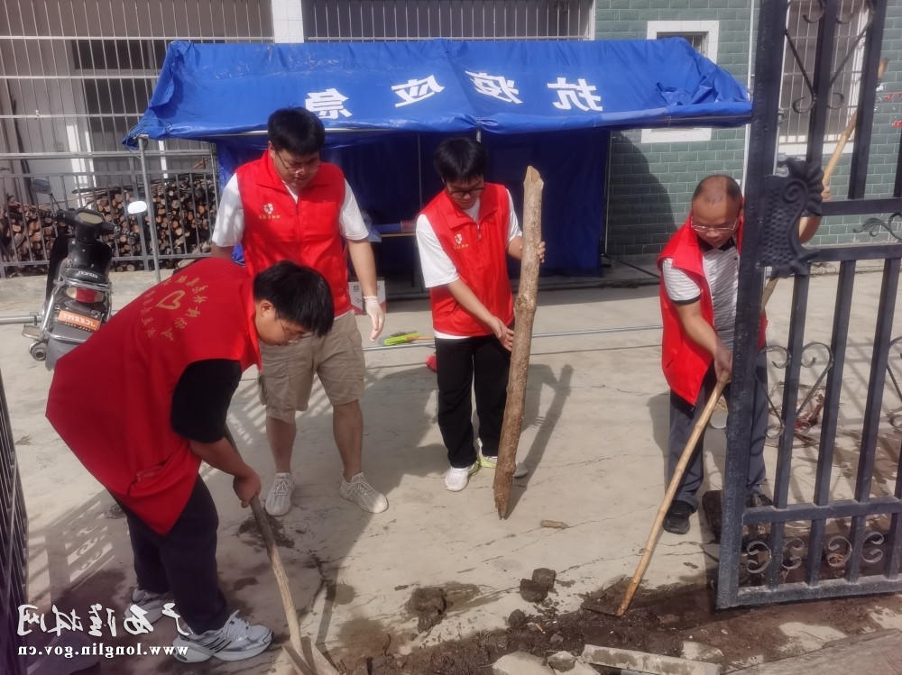 志愿者疏通堵塞水道-李竹芬摄