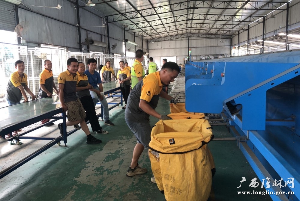 图为：换集包袋比赛现场