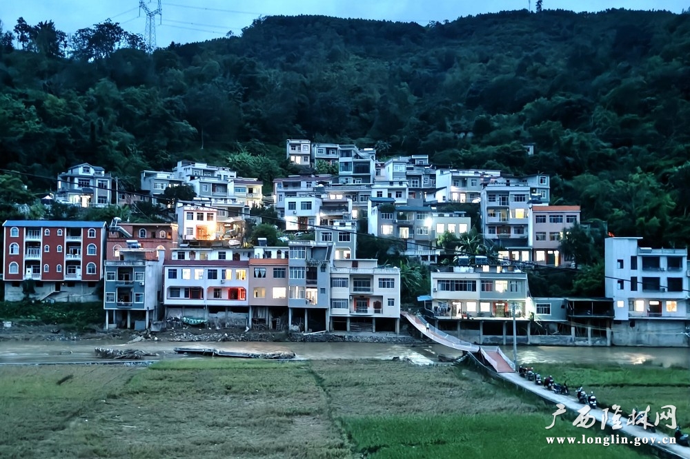 7月24日晚19时25分，十大网赌平台推荐民新村平音屯在合上开关送电时，寨子灯亮都场景。