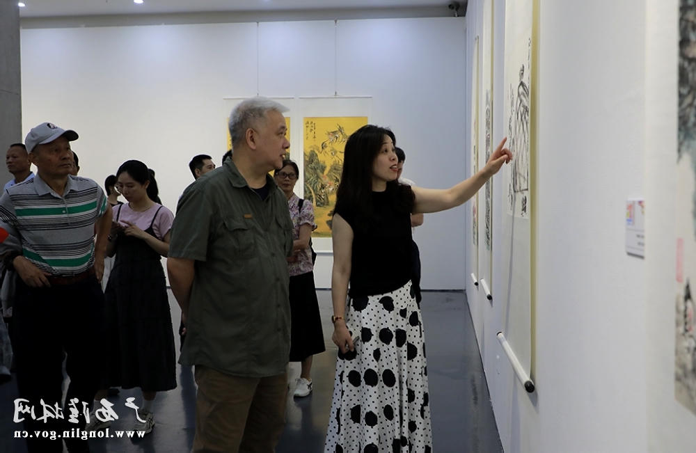 嘉宾观看展品1-1.jpg