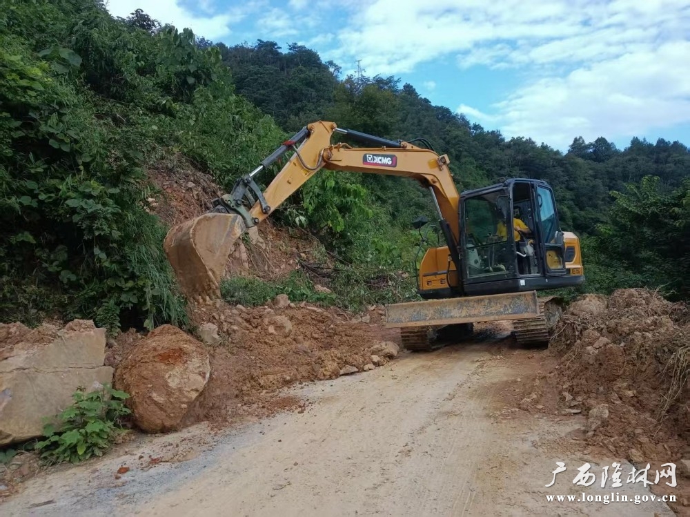 清理塌方路段