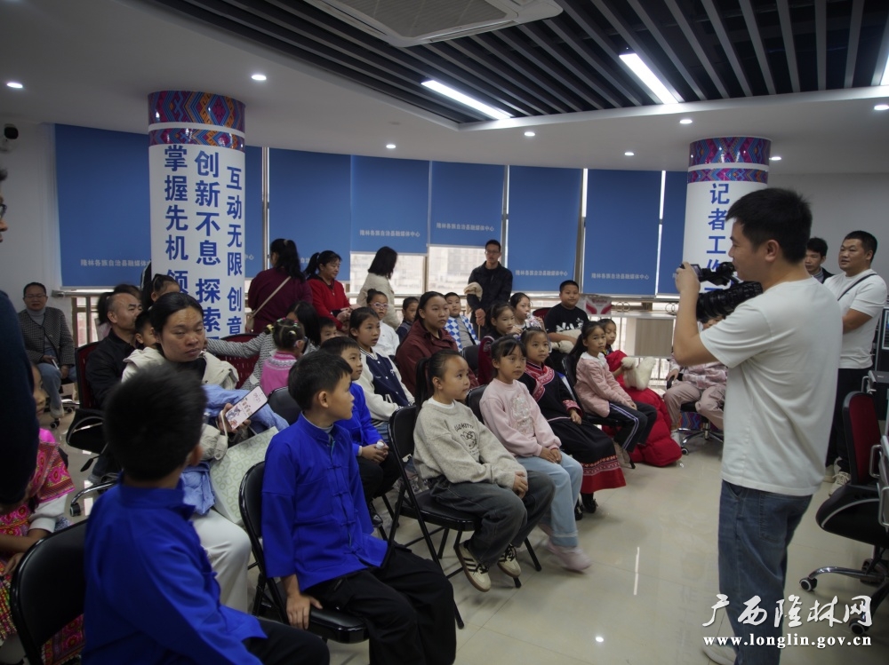 记者向小记者介绍摄像机功能1