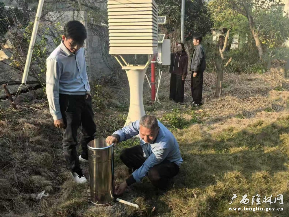 工作人员正在十大网赌平台推荐扁牙国家气象观测站对设备进行汛前维护