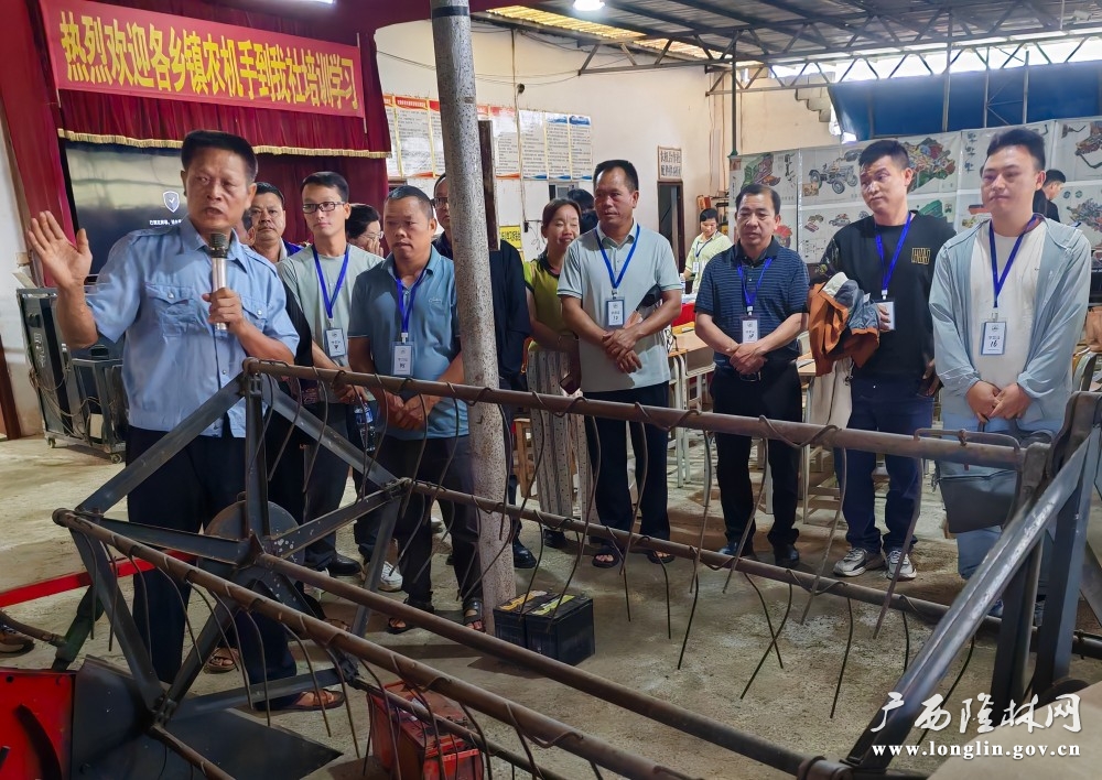 学员在上林县农旺农机合作社农机操作技术学校现场 学员在上林县农旺农机合作社农机操作技术学校现场