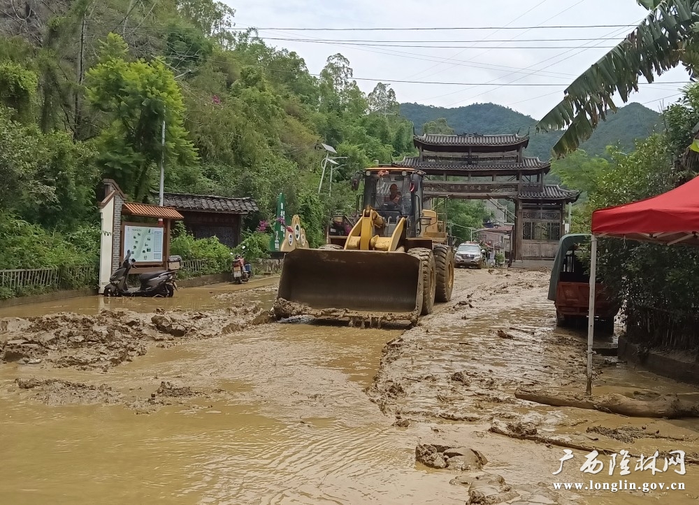 养护人员驾驶铲车清理贵州兴义坝盘路面淤泥。刘勤摄