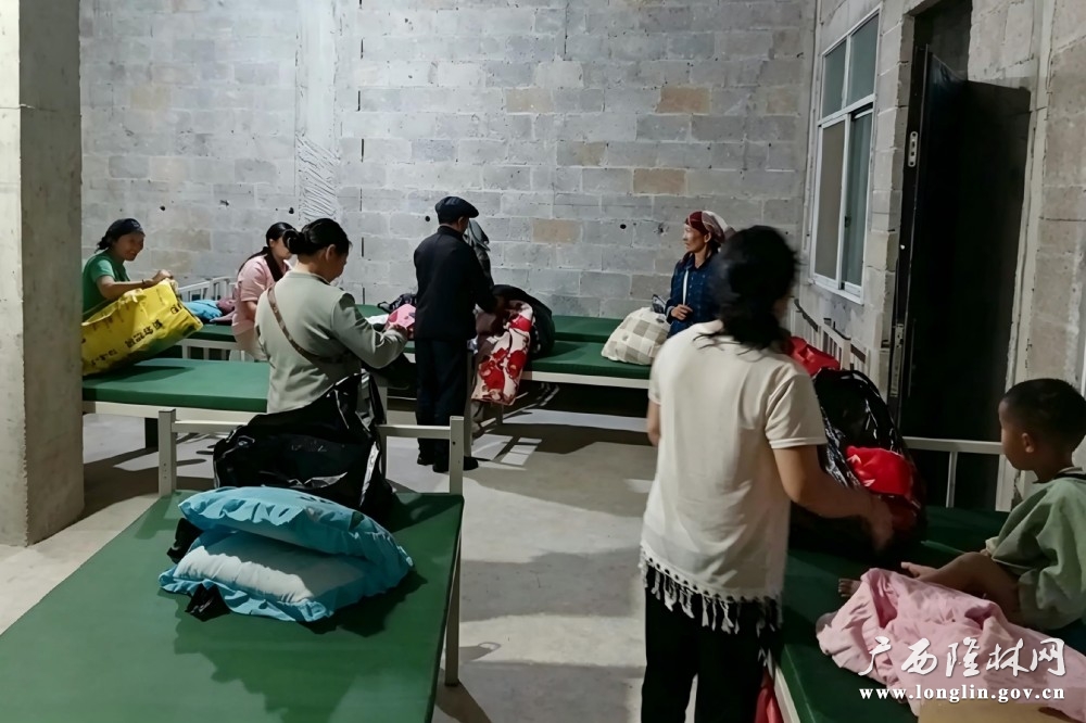 安全转移群众到弄杂村村部临时安置点