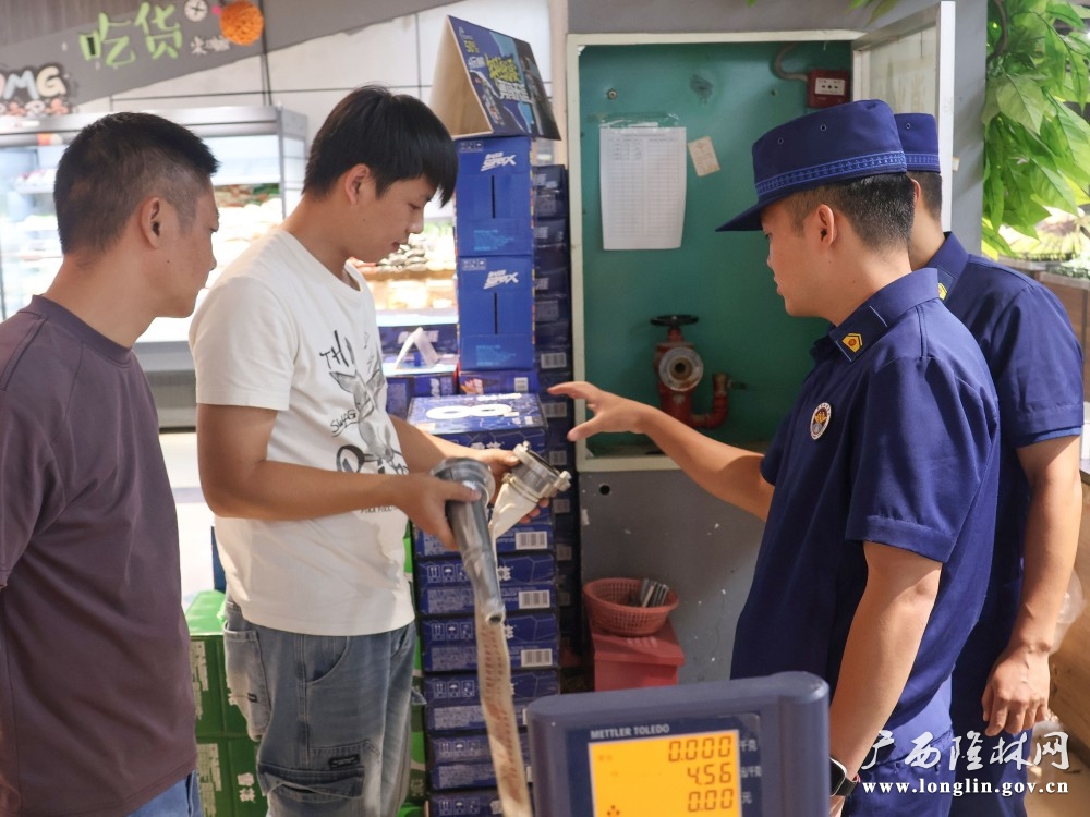 讲解消防栓使用方法