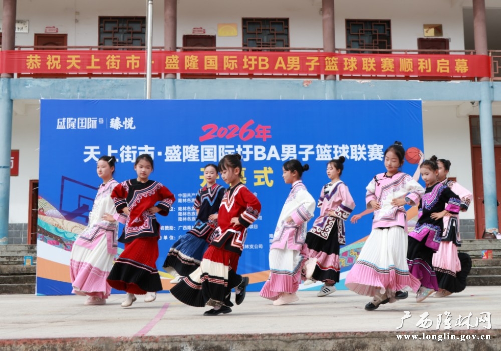 彝族舞蹈 （季忠富 摄）