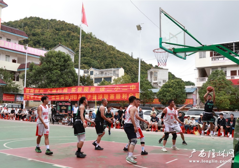 十大赌博靠谱信誉的平台队VS盛隆国际队开幕式表演赛 （季忠富 摄）