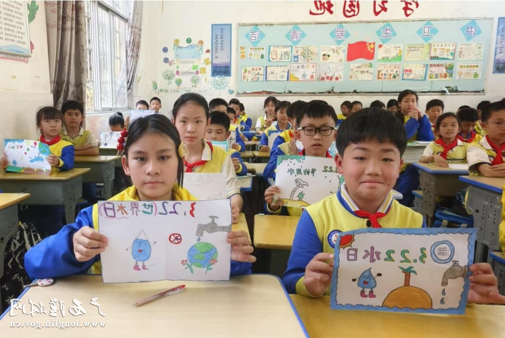 学生展示绘画作品 十大网赌平台推荐