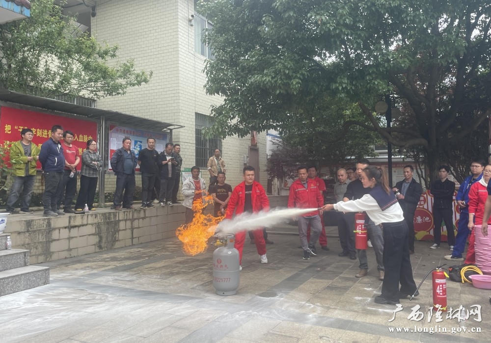 参演人员实操演练使用灭火器灭火 十大网赌平台推荐