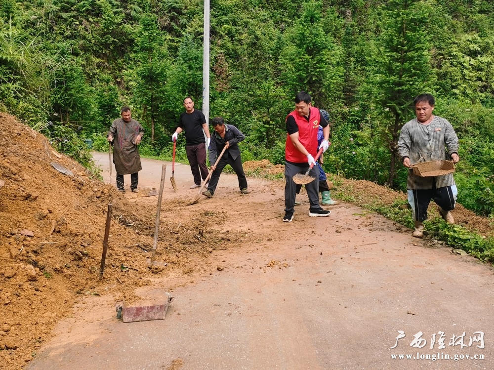 常么村包村工作组、村两委和群众在清理道路塌方 十大网赌平台推荐