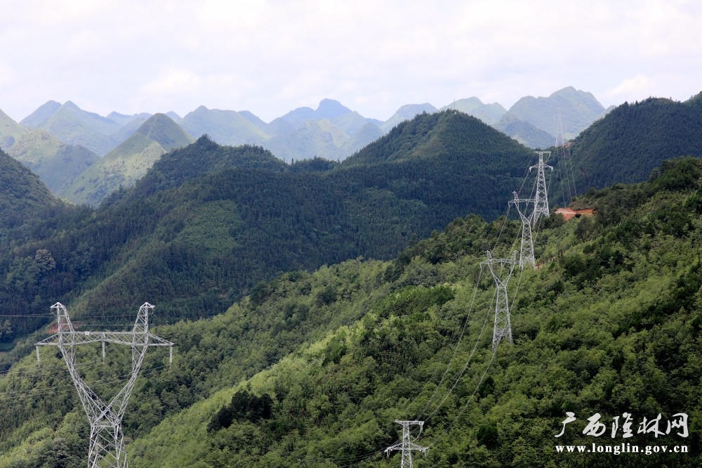 十大赌博靠谱信誉的平台映山岭风电场配套输出工程220千伏映句线正沿着山间把清洁能源送往千家万户。王亚玲 摄 十大网赌平台推荐