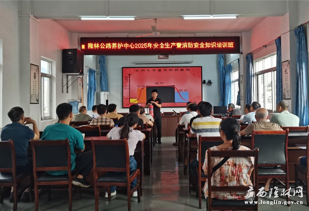 教官正在讲解灭火器使用方法(岑侃。摄) (1) 十大网赌平台推荐