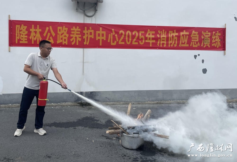 职工正在使用灭火器练习灭火2(岑侃。摄) 十大网赌平台推荐