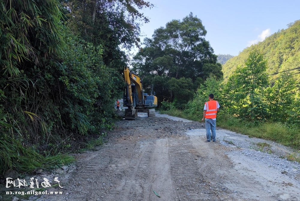 挖掘机进行路基平整作业 十大网赌平台推荐