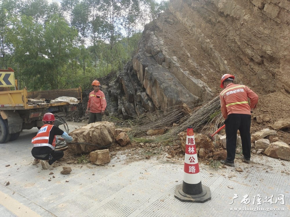 养护人员正在清理边坡滑塌的泥土、树枝等杂物,让道路畅通。周龙英摄 十大网赌平台推荐