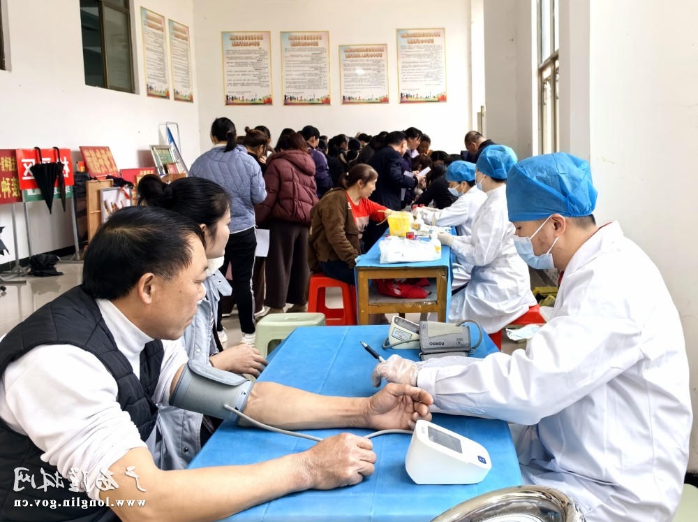 图为:医护人员为劳动者做检查 十大网赌平台推荐