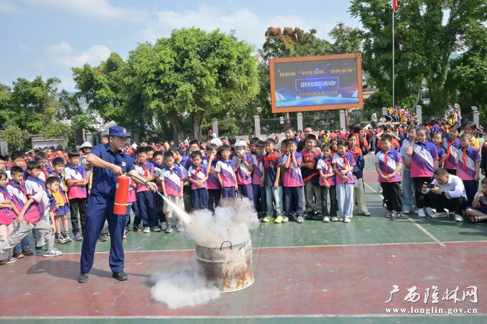 现场演示如何使用灭火器 十大网赌平台推荐