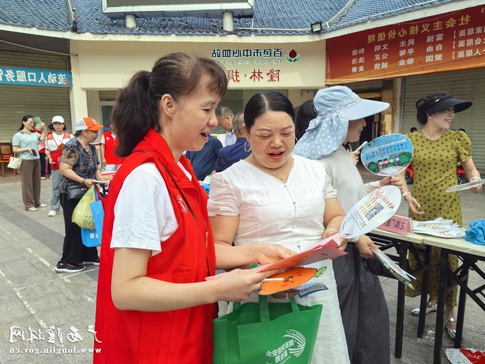 图为党员向群众宣传讲解无偿献血相关知识 十大网赌平台推荐
