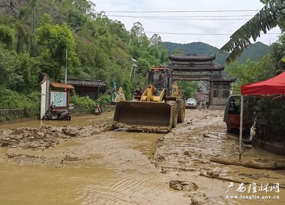 养护人员驾驶铲车清理贵州兴义坝盘路面淤泥。刘勤摄 十大网赌平台推荐